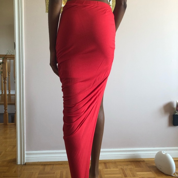 Red assymetrical skirt - Picture 3 of 3